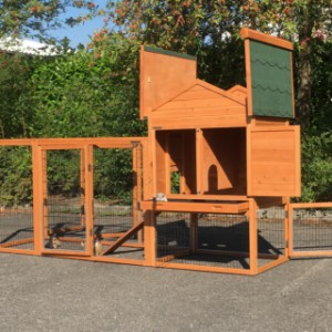 Grand clapier avec beaucoup de portes et toit en charnières