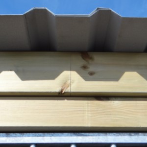 Le chenil pour chien Forz est équipée avec une bordure de toit en bois