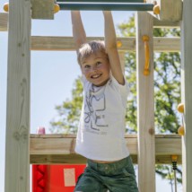 Équipment de jeu Crossfit est équipée avec un structure d'escalade