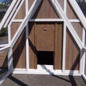 Ouverture du nichoir jusqu'à l'enclos du poulailler Pip