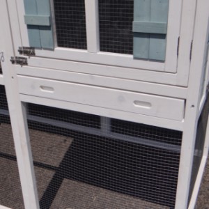 Le poulailler Alexia est équipé d’un tiroir pratique.