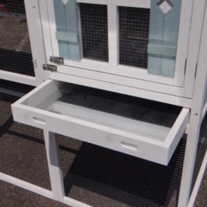 Grâce au tiroir, l’espace nuit peut être facilement nettoyé.