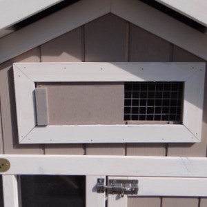 Le clapier pour lapin Jason a un ouverture de ventilation dans la nichoir