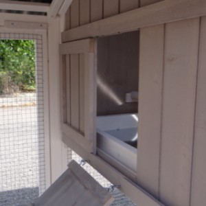 L'ouverture sur la nichoir du clapier pour lapin Jason est équipée avec un trappe coulissante