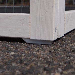 Le clapier Jason repose sur des pieds en caoutchouc, ce qui empêche l’humidité de pénétrer directement