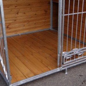 Plancher au enclos et nichoir