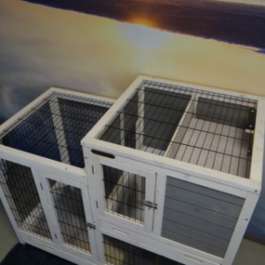 Le cage pour lapin Esmee est équipée avec un toit de mailles