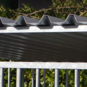 Le chenil pour chien est équipée avec un toit avec tôles ondulées