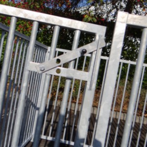 L'enclos pour chiots consiste en 4 panneaux des barreaux galvanisées