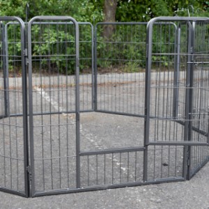 Le parc enclos pour chiots Octa a un ouverture de la porte avec un largeur de 32cm