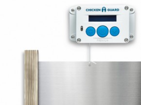Ouvreur automatique pour poulailler Chickenguard Premium avec porte coulissante et rails en bois de chêne