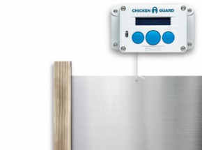 Ouvreur automatique pour poulailler Chickenguard Standard avec porte coulissante et rails en bois de chêne
