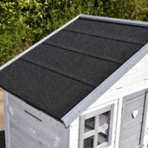 La toit de poulailler Holiday Medium est equipped avec toit bitumé