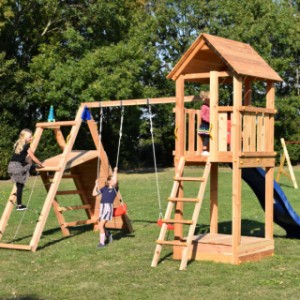 Équipment de jeu en bois Kiosk est livré sans sièges de balançoire