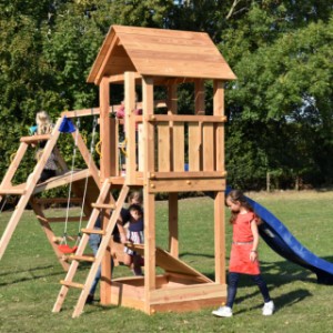 Équipment de jeu Kiosk bas est livré avec un toboggan