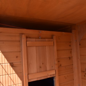 Au-dessus de la nichoir du clapier pour lapin Holiday Mediam est un espace pour la ventilation