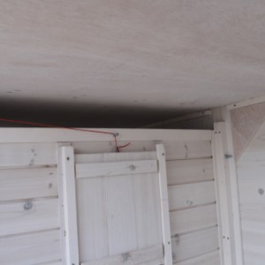 Au-dessus de la nichoir du clapier pour lapin Holiday Medium est un espace pour la ventilation