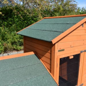 Le toit du clapier pour lapin Prestige Large est équipée avec toit bitumé vert