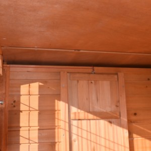 Au-dessus de la nichoir de poulailler Holiday Large est un espace pour une ventilation optimale