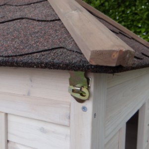 La toit de poulailler Ambiance Small peut être fixée avec fermetures