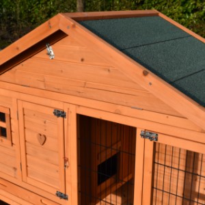 Clapier pour lapin Holiday Small est équipée avec toit bitumé vert