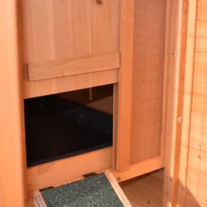 L'ouverture de la nichoir du poulailler Holiday Small a les dimensions 21x25cm