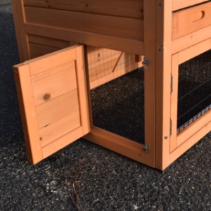 Clapier pour lapin Holiday Small est équipée avec un trappe de sortie