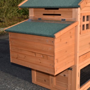 Clapier pour lapin Holiday Small est équipée avec une pondoir