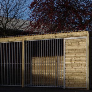 Niche pour chien Forz avec cadre 2x6 mètres et niche isolée avec plateforme