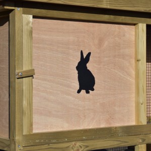 Sur la nichoir est peint un lapin