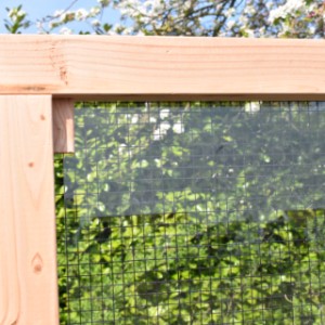 Le set en plexiglas est livré avec le matériel de fixation