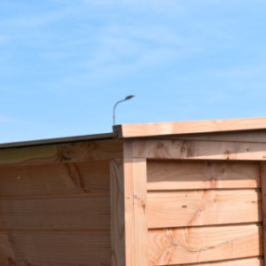 Le volière Flex 2.2 a un avant-toit en bois