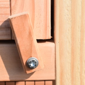 La nichoir peut être fermé avec un pièce de bois rotatif