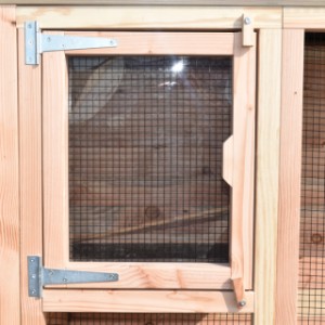 Le petit porte sur la nichoir est équipée avec plexiglass et maille