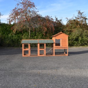 Le poulailler Prestige Medium est étendue avec 2 enclos