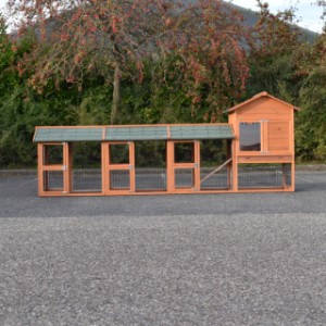 Le poulailler Prestige Medium est étendue avec 3 enclos