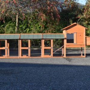 La combinaison poulailler Prestige Medium est étendue avec 3 enclos et pondoir