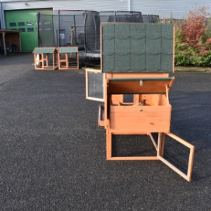 La pondoir du poulailler Prestige Medium a un toit articulé