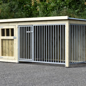 Le chenil pour chien est équipée avec 2 panneaux des barreaux et un toit plat