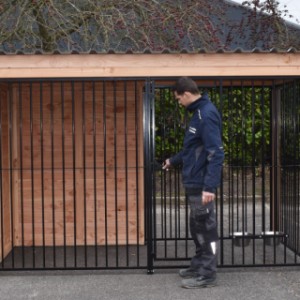 Le chenil pour chien est équipée avec une porte avec les dimensions 59x174cm