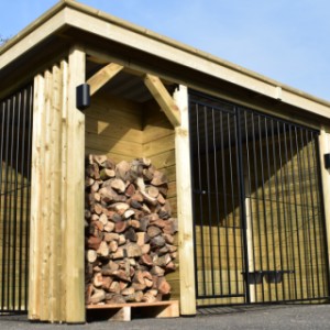 Un chenil pour chien, espace de stockage et un espace pour bois de chauffage sous 1 toit!