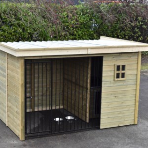 Le toit du chenil Modul FORZ est équipé de plaques en acier avec une couche de feutre sur la face inférieure ; cela empêche la condensation et atténue le bruit de la pluie.