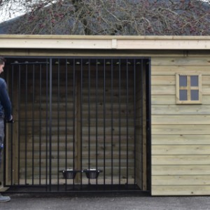 La porte du chenil Modul FORZ s’ouvre vers l’intérieur, afin que le chien ne puisse pas s’échapper