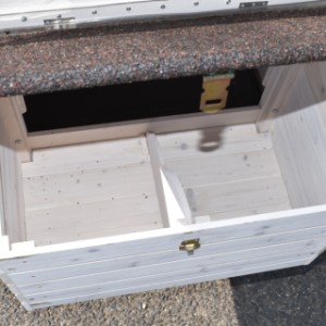 La pondoir du poulailler Prestige Small est équipée avec un toit articulé