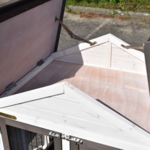 Le clapier pour lapin a une grenier de stockage pratique