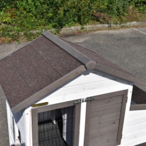 Le toit du clapier pour lapin Prestige Small est équipée avec toit bitumé