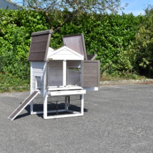 Le poulailler Prestige Small a plusieurs ouvertures