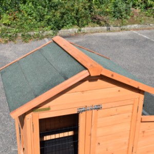 Le toit du clapier pour lapin Prestige Small est équipée avec toit bitumé vert