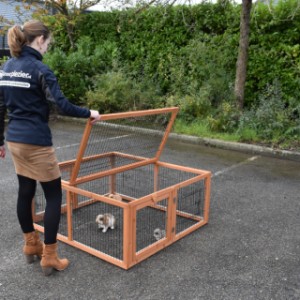 Le parc pour lapins Multirun possède un toit facile à replier