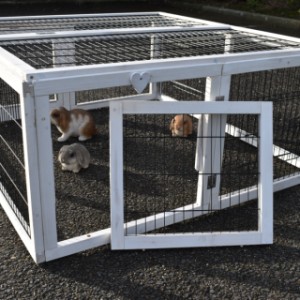 L’enclos pour lapins Multirun est équipé de 2 panneaux amovibles
